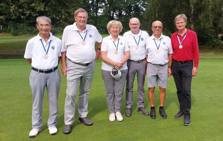 Teammitglieder des AK 75 gemischt Teams vom Golfclub Hamburg-Ahrensburg e.V., bestehend aus fünf Männern und einer Frau.